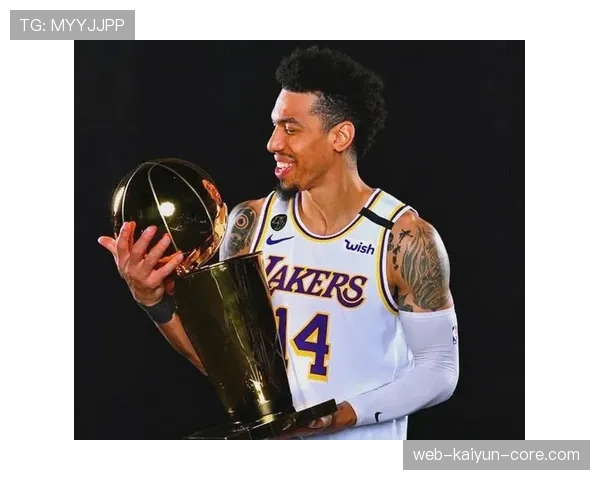 丹尼·格林无球跑动制造空位，三分效率领跑后卫线